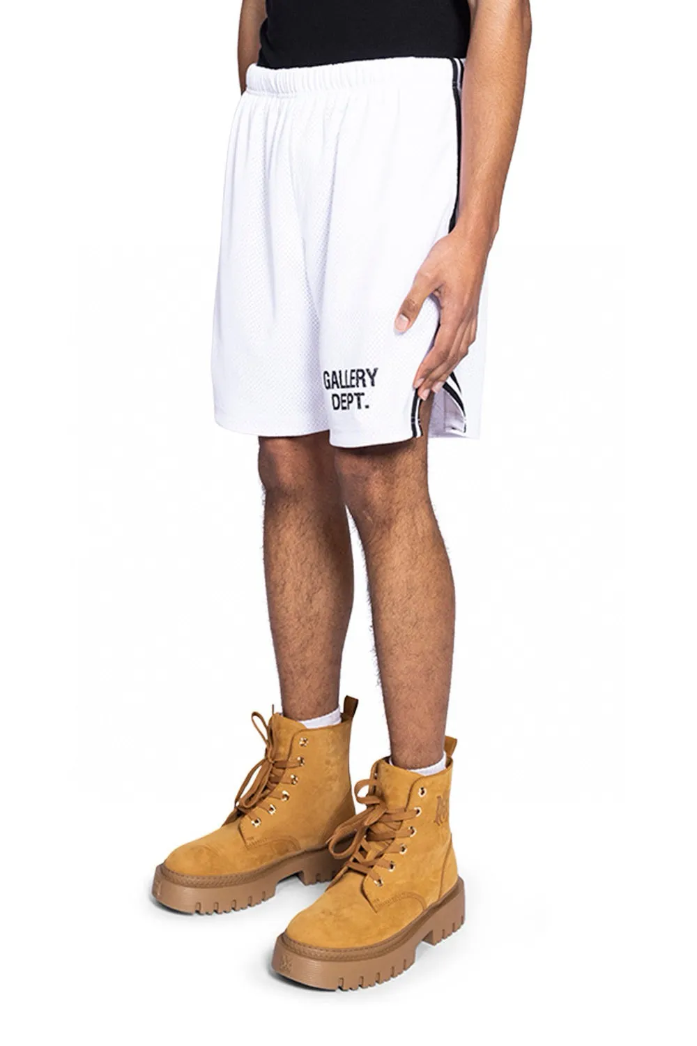 GALLERY DEPT. VENICE COURT SHORTS English mesh shorts Logo webbing wide-leg basketball shorts Black and white S-XL Original molding Loose wide-leg version American boys' first choice Breathable mesh fabric Superimposed soft material inside Comfortable and easy to match Custom-woven original consistent webbing/main mark/component wash mark Details are enlarged to follow